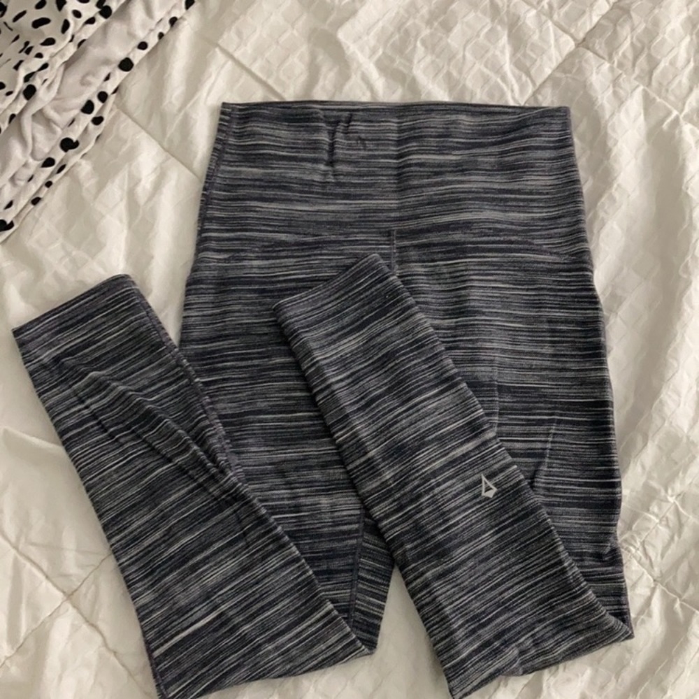 GIRLS Lululemon/ ivivvia leggings